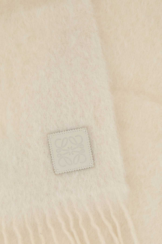 23X185_MOHAIR_BROOCH_SCARF_F540257X02_WHITE_Image_2