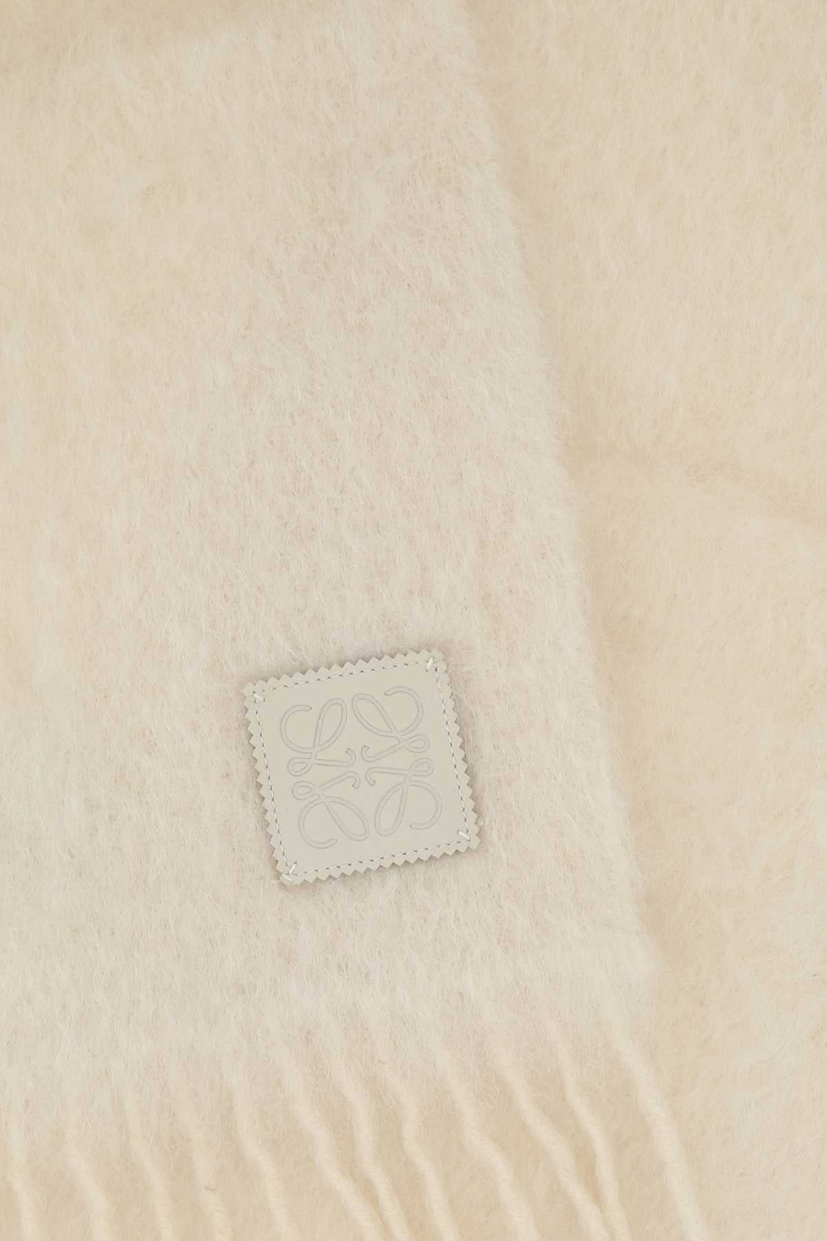 23X185_MOHAIR_BROOCH_SCARF_F540257X02_WHITE_Image_2