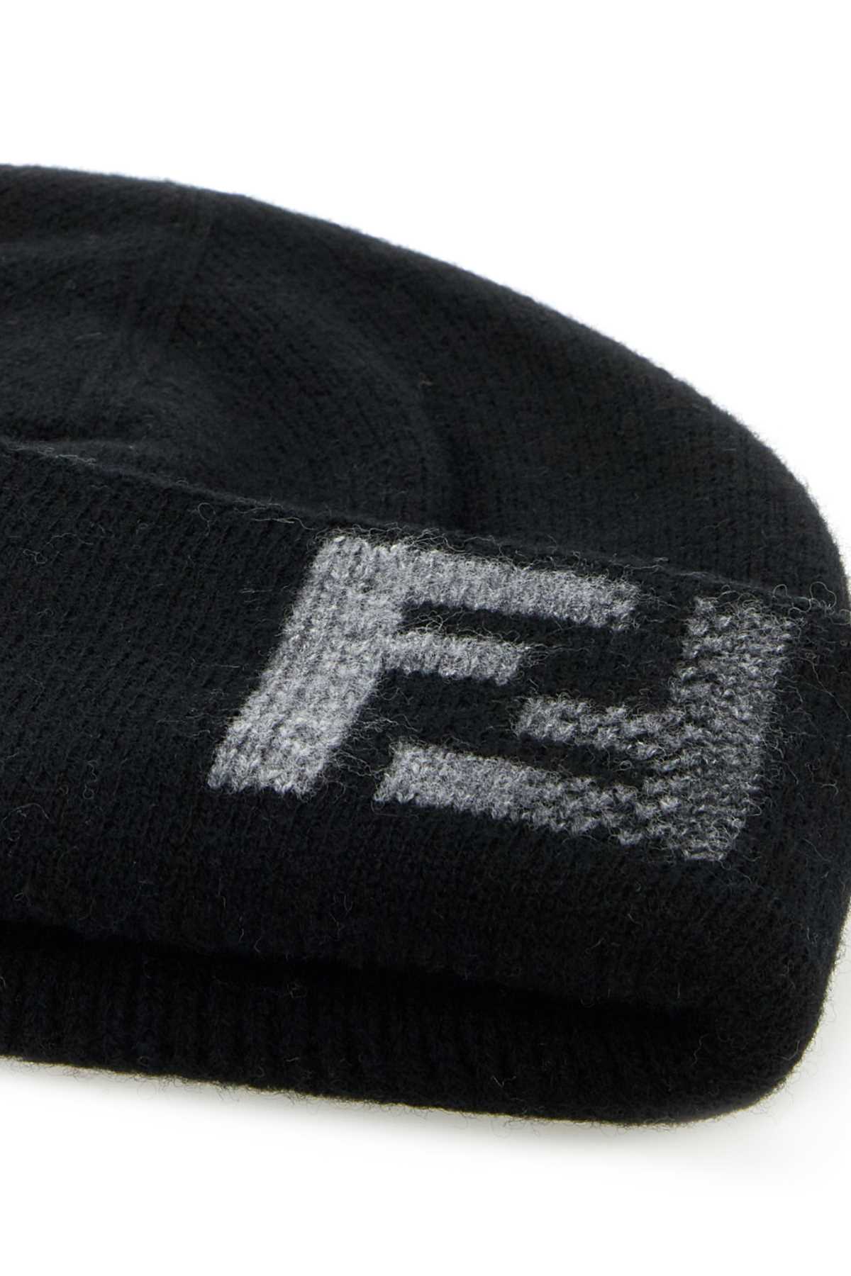 BEANIE_FF_SFUMATA_FXQ335ATQD_F0QA1_Image_3