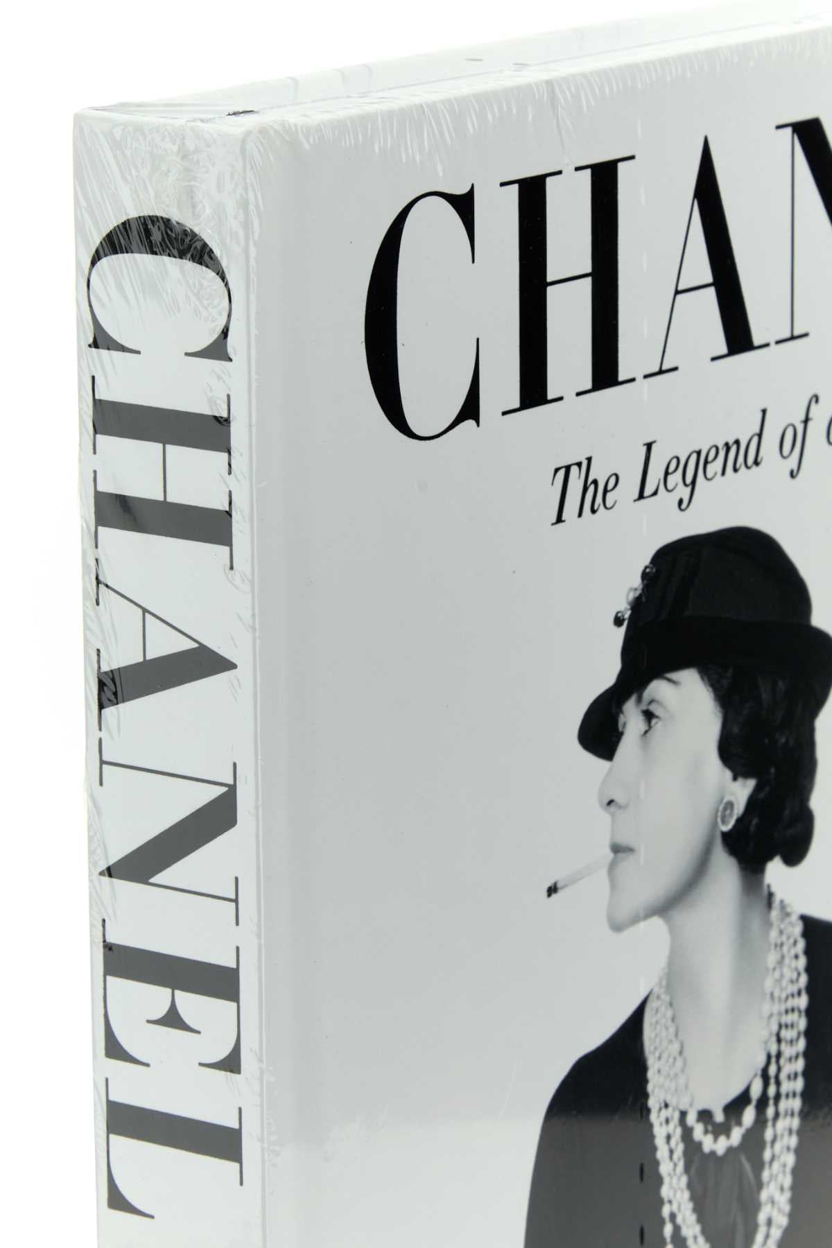 Chanel_The_Legend_of_an_Icon_9781649803443_000_Image_3