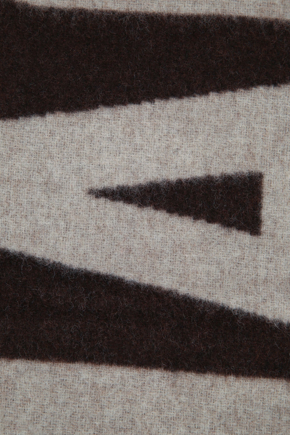 L_ECHARPE_JACQUEMUS_ACU00435AOT4001_080_Image_3
