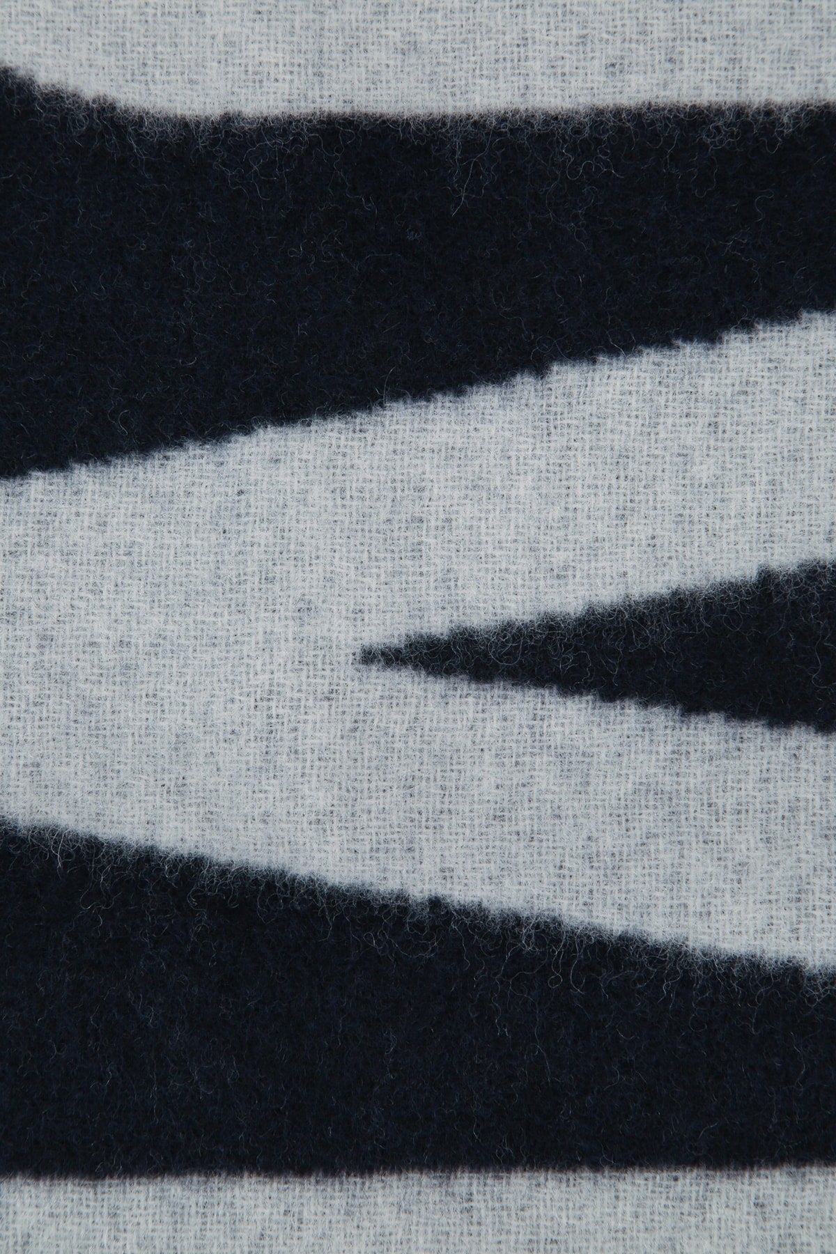 L_ECHARPE_JACQUEMUS_ACU00435AOT4001_380_Image_3