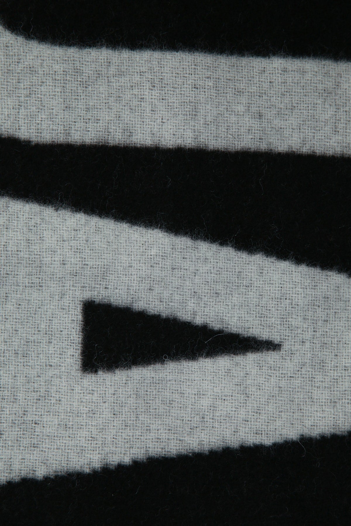 L_ECHARPE_JACQUEMUS_ACU00435AOT4001_990_Image_3