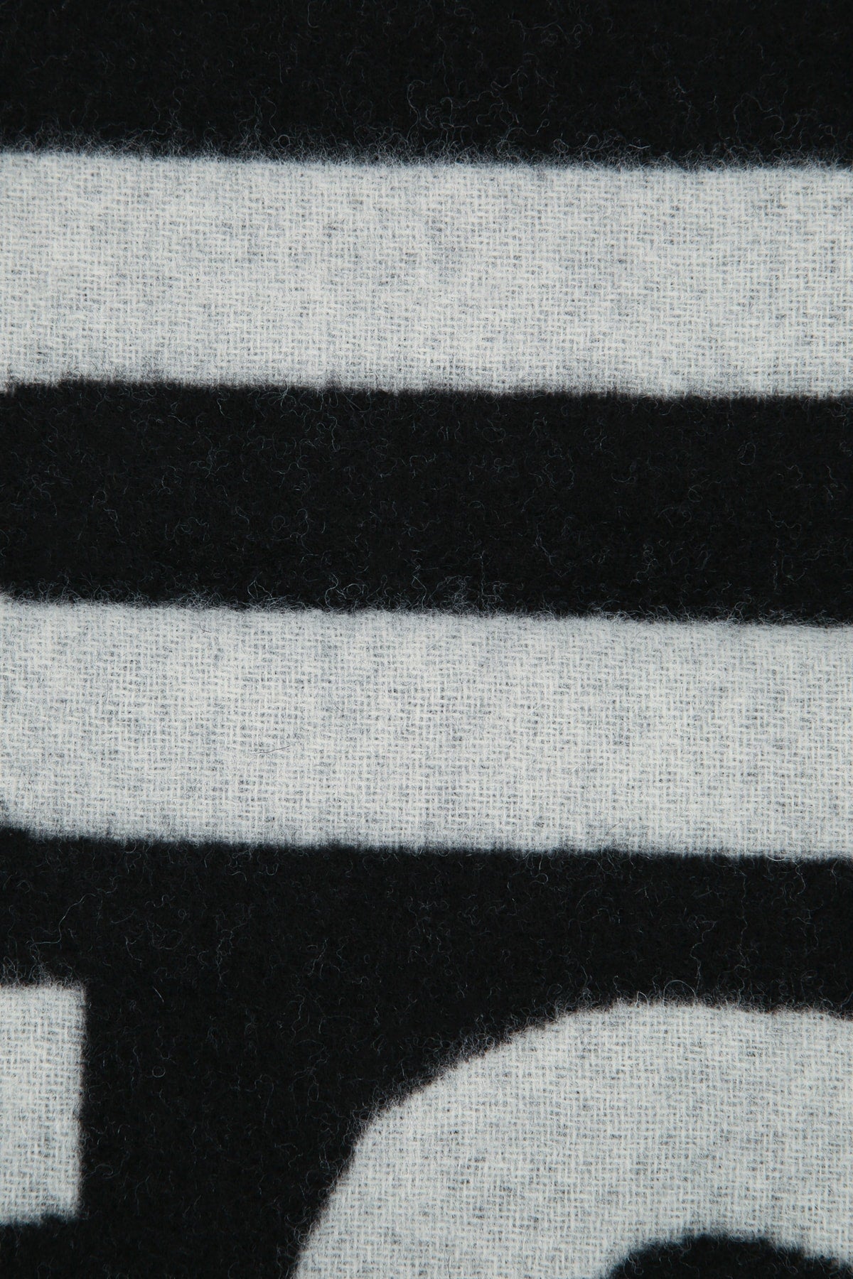 L_ECHARPE_JACQUEMUS_ACU00435AOT4001_990_Image_3