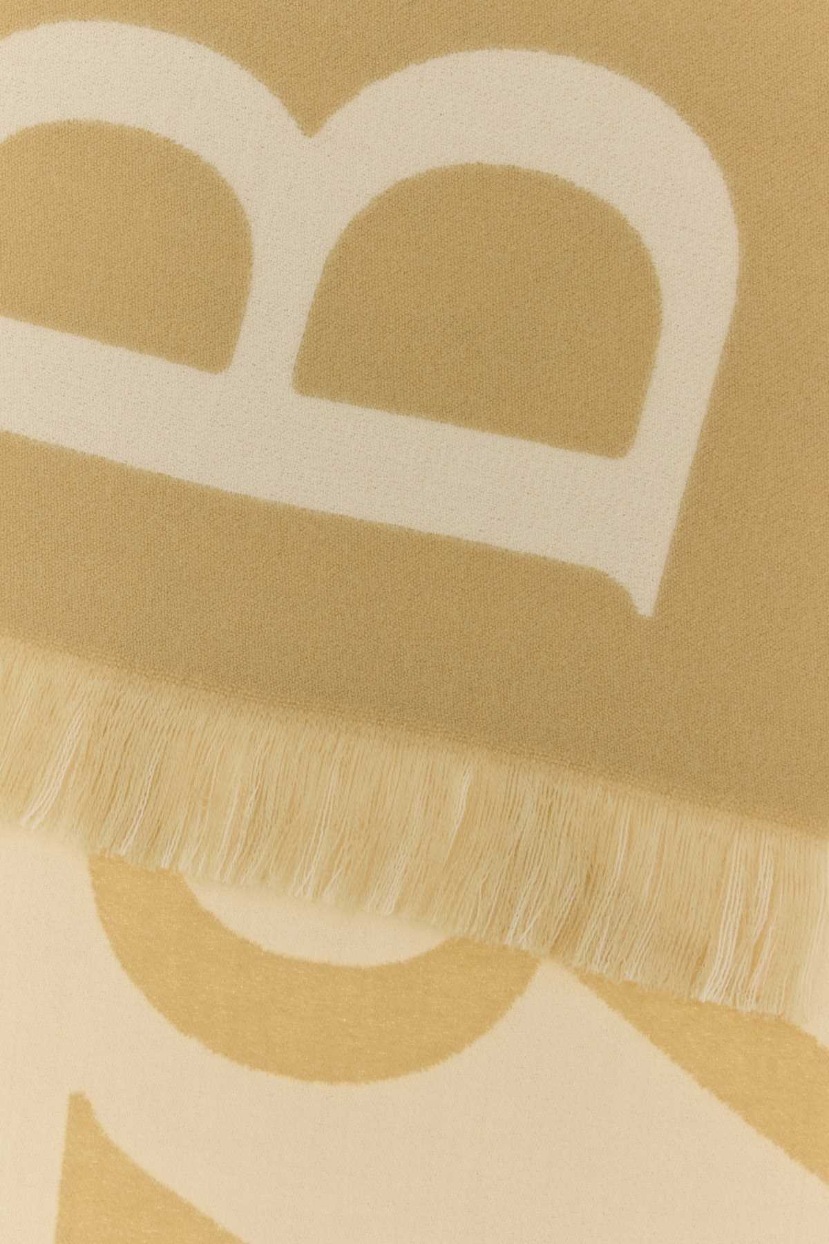 MU_BURBERRY_TEXT_WL_SCF_8109562_A2021_Image_2