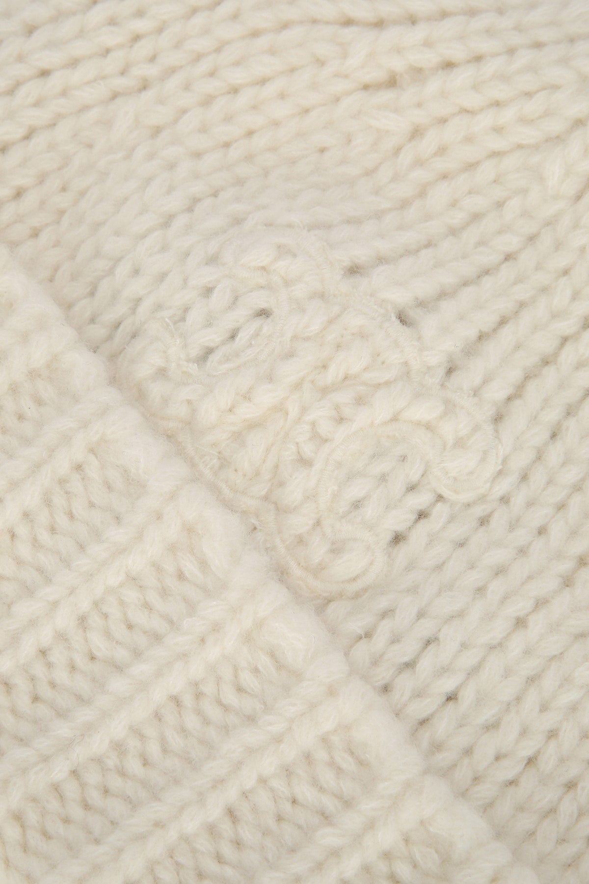 TRIOMPHE_BEANIE_AA09Y0899_01OW_Image_3